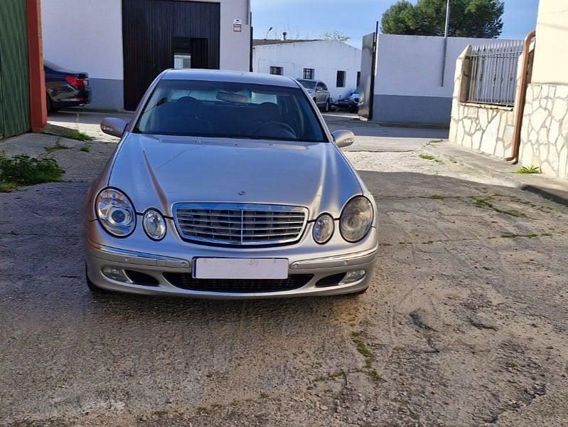 Usado Mercedes E320 Avantgarde 204 CV (150 kW) 2004 Gris / plata Berlina