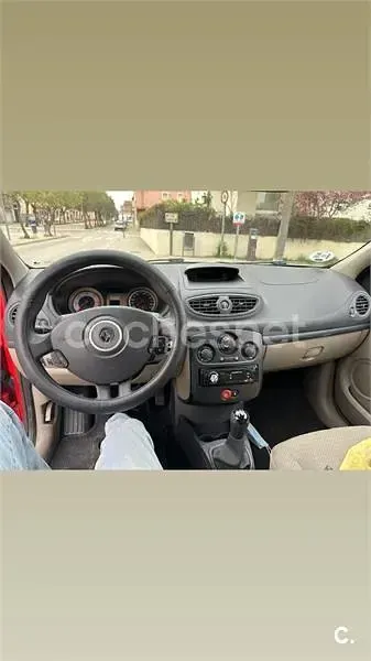 Usado Renault Clio II Authentique 85 CV (62 kW) 2006 Rojo Berlina