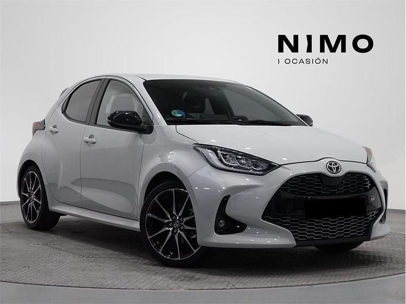Gris / plata Usado 2023 Toyota Yaris Hybrid Sport Berlina | 23.900 € (Caro) - Imagen 1/4