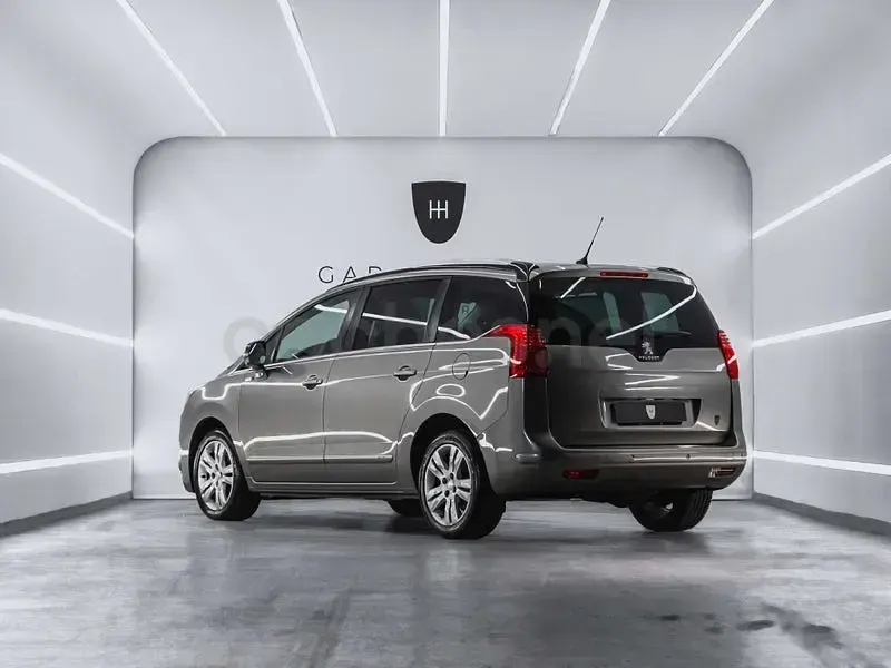Usado Peugeot 5008 Style 120 CV (88 kW) 2017 Gris / plata Monovolumen