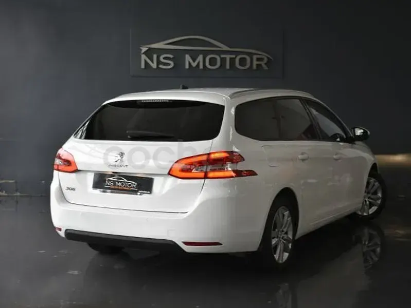 Usado Peugeot 308 SW Active 131 CV (96 kW) 2021 Blanco Familiar