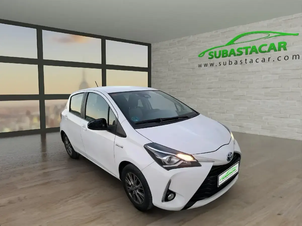 Usado Toyota Yaris Hybrid Active 100 CV (73 kW) 2019 Blanco