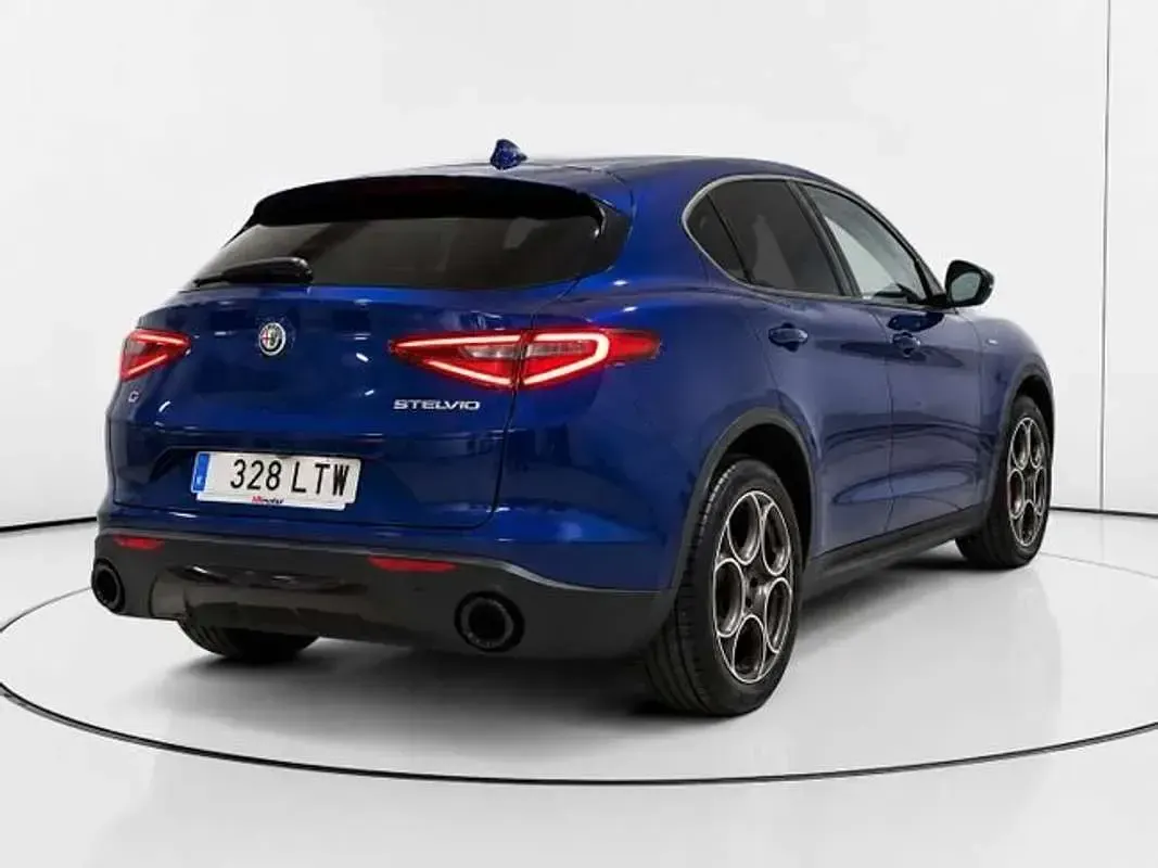 Usado Alfa Romeo Stelvio Sprint 190 CV (139 kW) 2021 Azul SUV