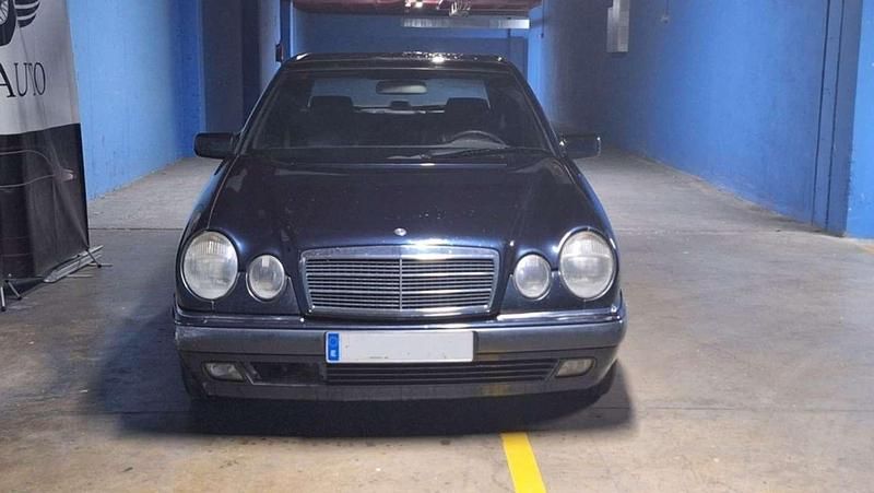Usado Mercedes E300 Elegance 177 CV (130 kW) 1998 Azul Berlina