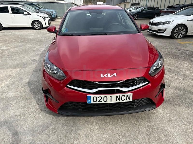 Usado Kia Ceed 100 CV (73 kW) 2025 Granate Utilitario