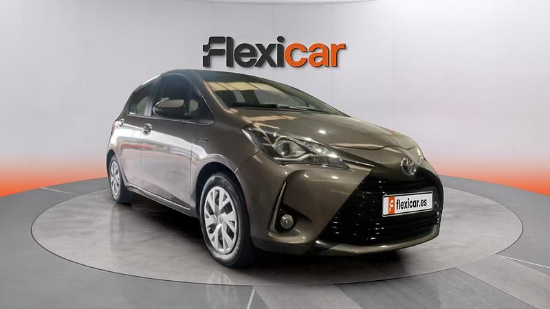Usado Toyota Yaris Hybrid Active 100 CV (73 kW) 2022 Marrón Berlina
