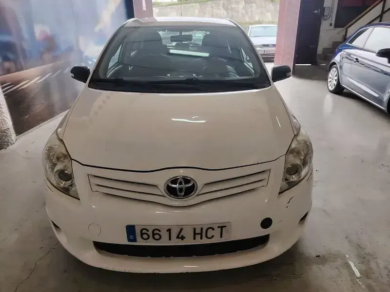 Usado Toyota Auris Eco 90 CV (66 kW) 2011 Blanco Utilitario