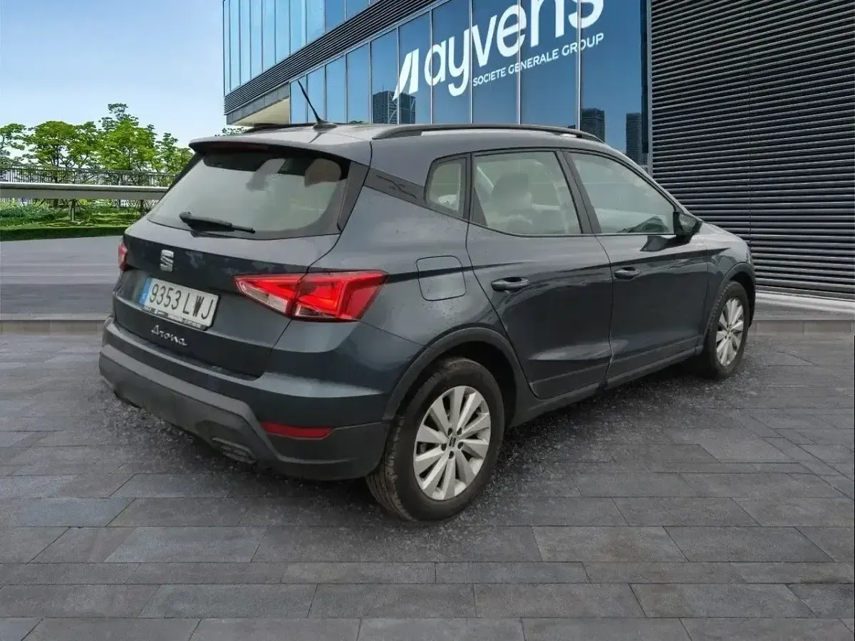 Usado Seat Arona Style Plus 110 CV (80 kW) 2022 Gris SUV