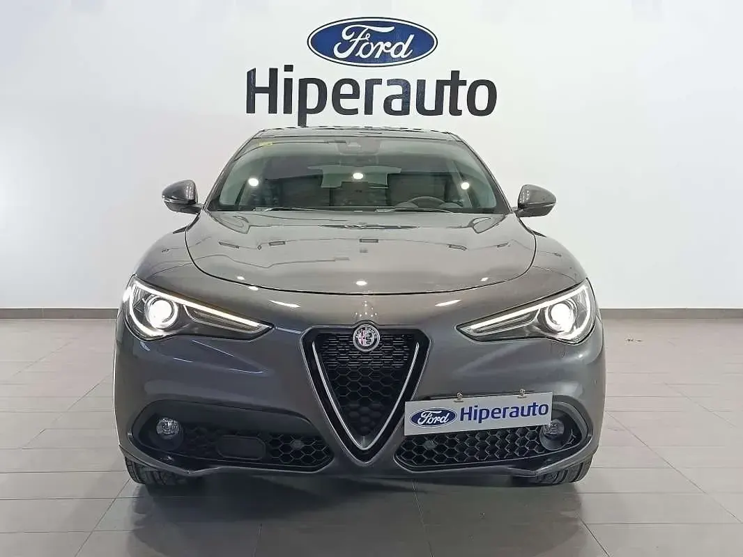 Usado Alfa Romeo Stelvio Executive 209 CV (153 kW) 2020 Gris SUV