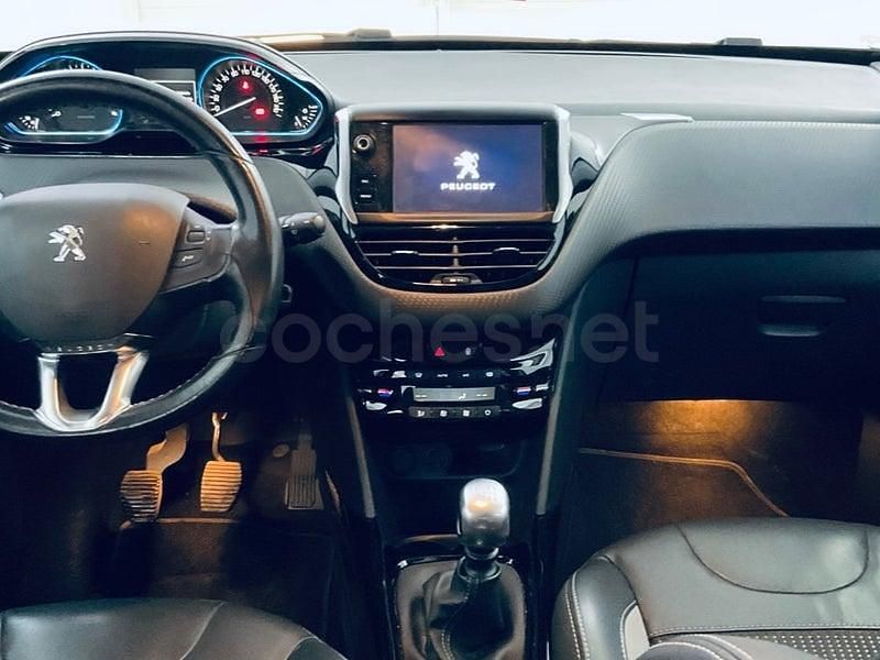 Usado Peugeot 2008 Allure 120 CV (88 kW) 2017 Gris / plata SUV