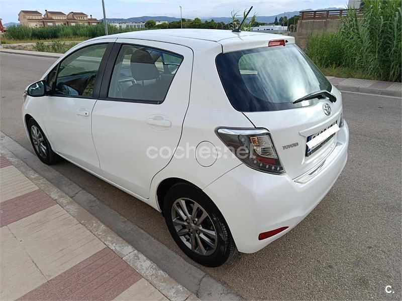Usado Toyota Yaris Active 69 CV (50 kW) 2014 Blanco Berlina