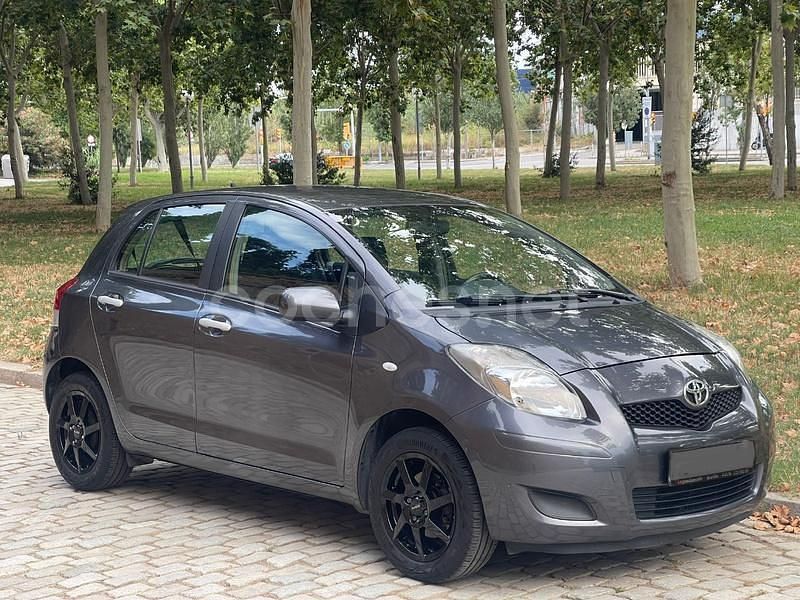 Gris / plata Usado 2011 Toyota Yaris Live Berlina | 5900 € (Precio justo) - Imagen 1/4