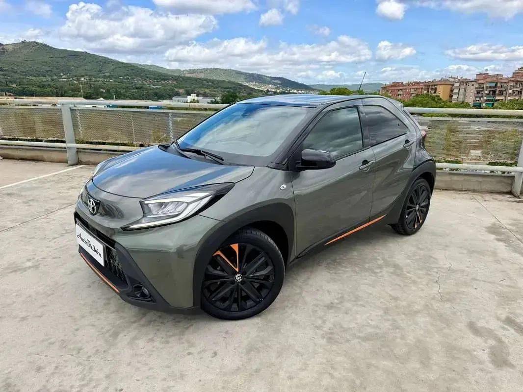 Usado Toyota Aygo X X-play 72 CV (52 kW) 2022 Gris SUV
