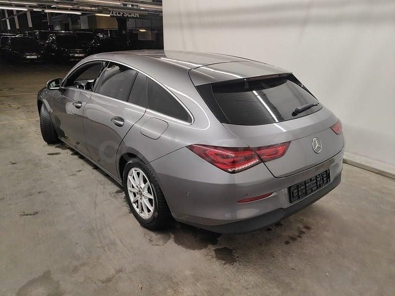 Usado Mercedes CLA200 Shooting Brake 150 CV (110 kW) 2021 Gris / plata Familiar