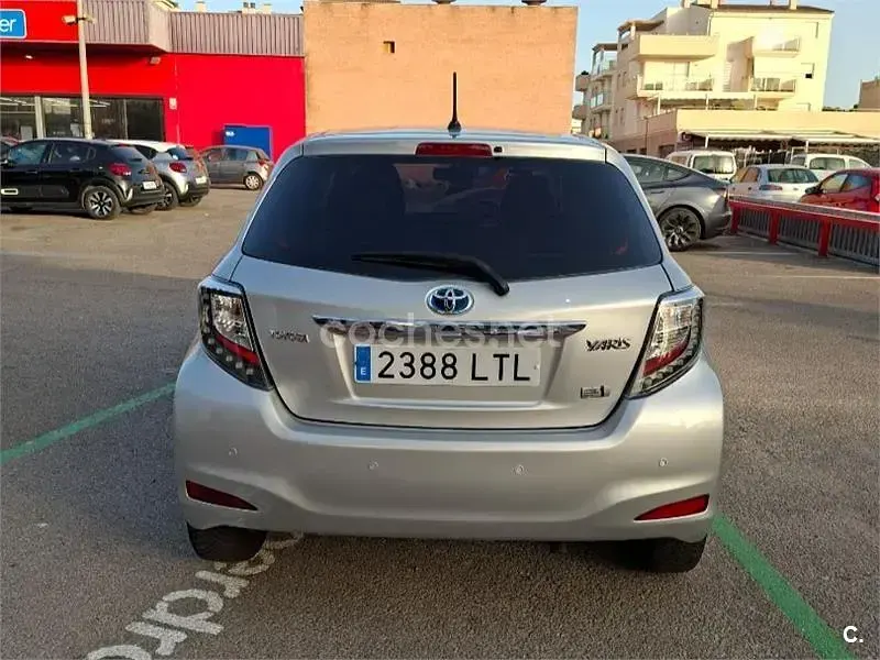 Usado Toyota Yaris Hybrid Active 100 CV (73 kW) 2012 Gris / plata Berlina