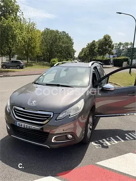 Usado Peugeot 2008 Active 92 CV (67 kW) 2015 Marrón SUV
