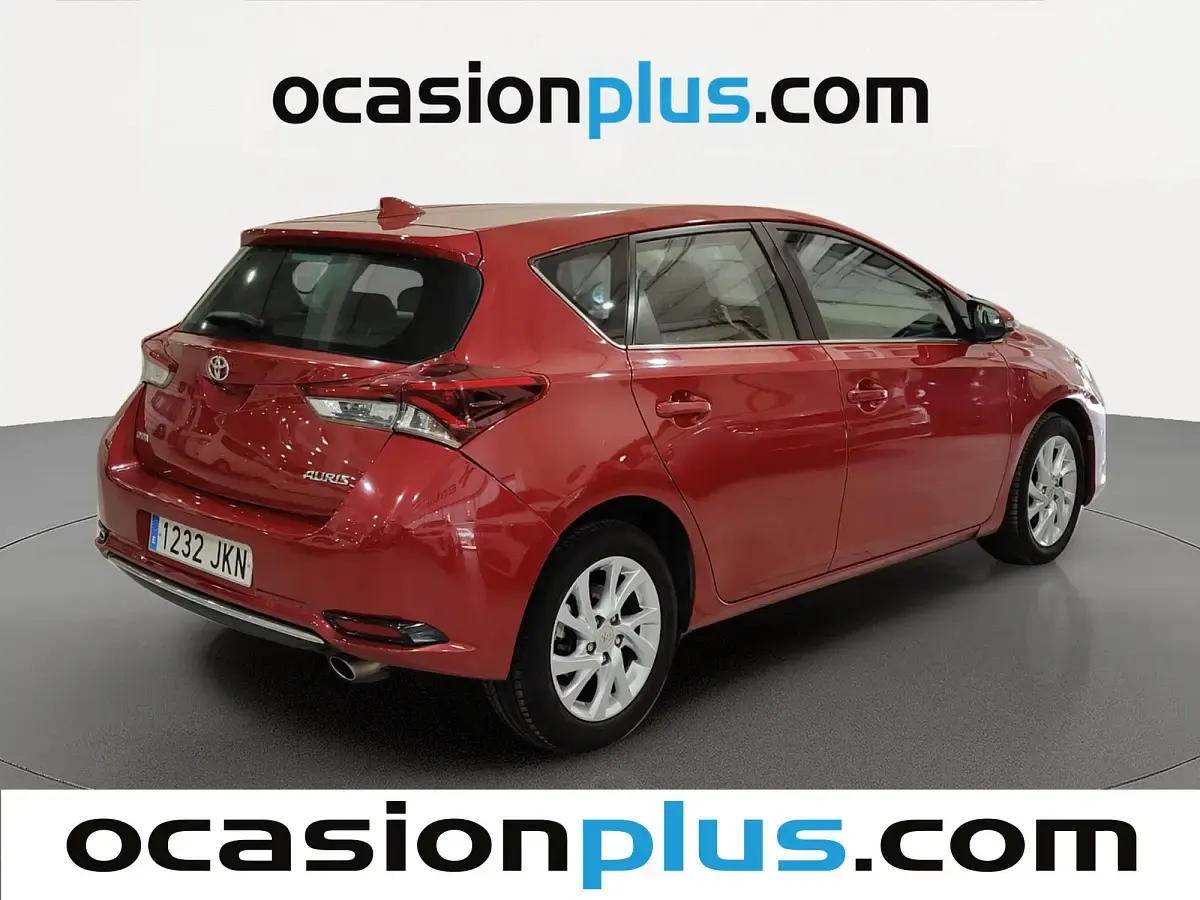 Usado Toyota Auris Active 116 CV (85 kW) 2015 Rojo Utilitario