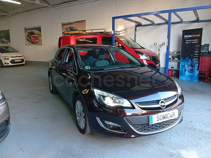 Usado Opel Astra Excellence 110 CV (80 kW) 2014 Marrón Berlina