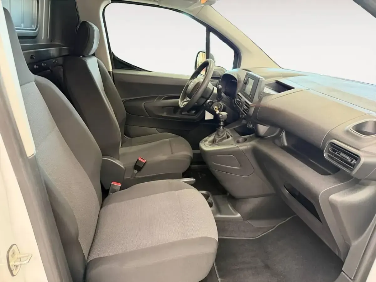 Usado Citroën Berlingo 100 CV (73 kW) 2023 Blanco Monovolumen