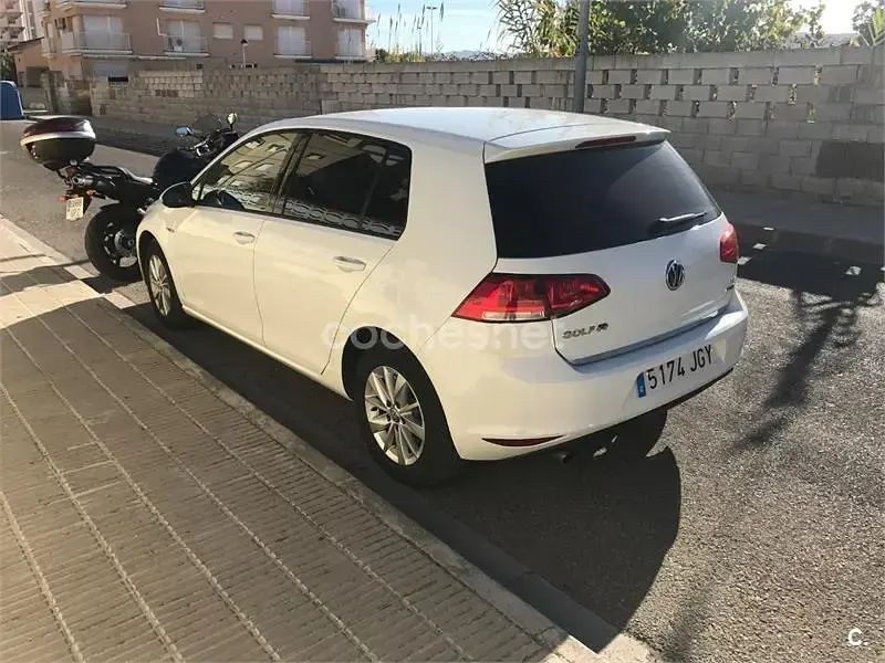 Usado VW Golf VII Business 110 CV (80 kW) 2015 Blanco Familiar