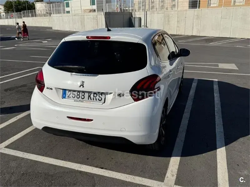 Usado Peugeot 208 82 CV (60 kW) 2018 Blanco Utilitario