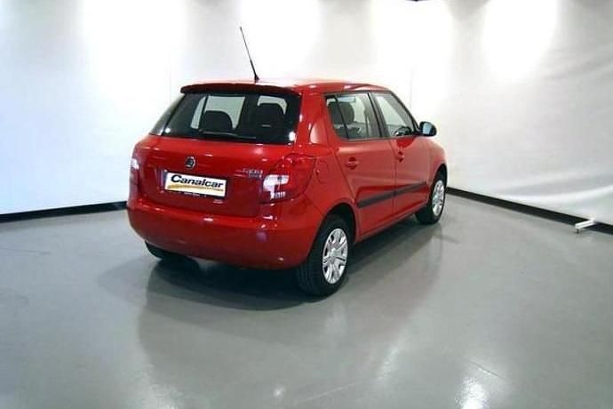Usado Skoda Fabia 60 CV (44 kW) 2010 Rojo Utilitario