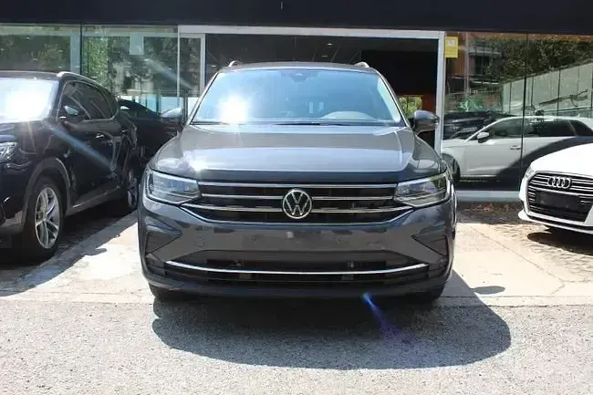 Käytetty VW Tiguan Life 246 HP (180 kW) 2021 Harmaa Katumaasturi