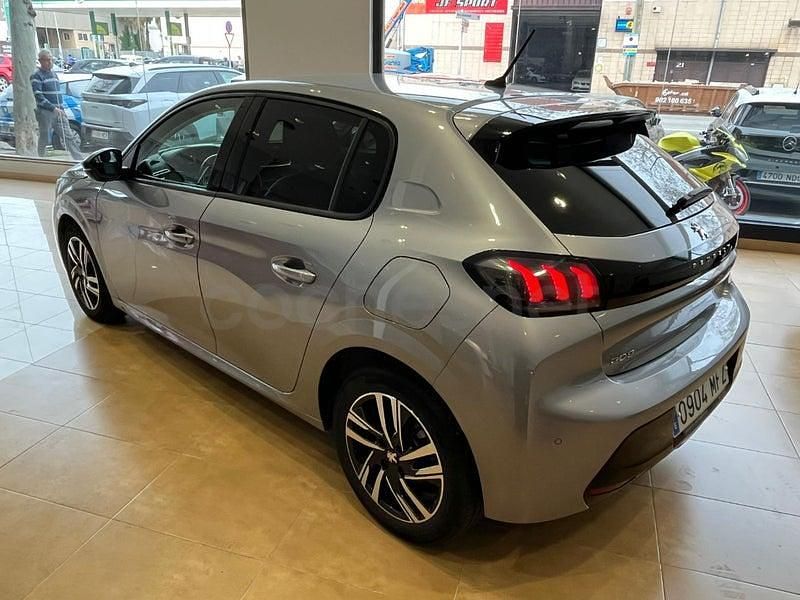 Usado Peugeot 208 Allure 100 CV (73 kW) 2023 Gris / plata Utilitario