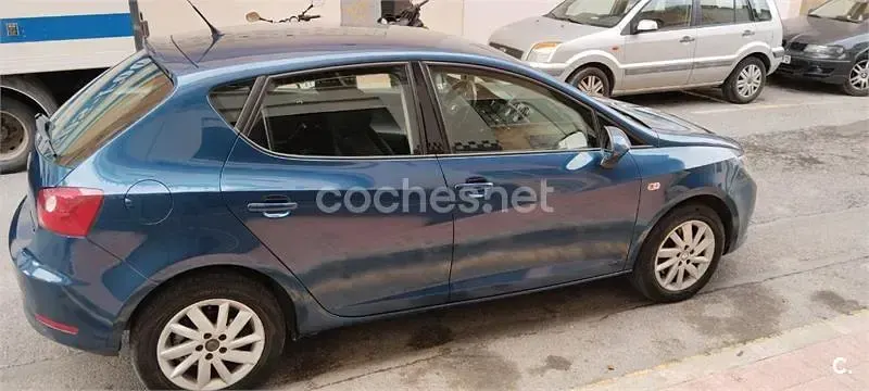 Usado Seat Ibiza I-Tech 105 CV (77 kW) 2013 Azul Berlina