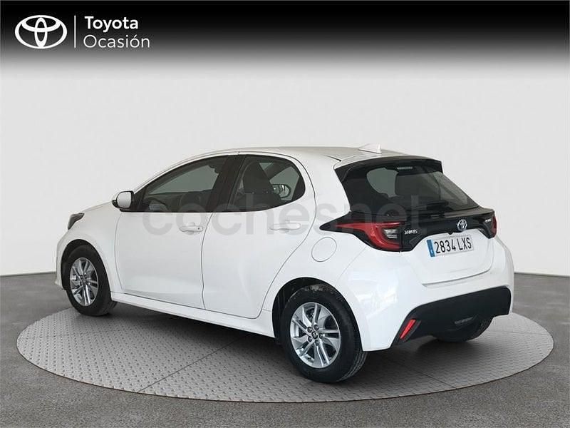 Usado Toyota Yaris Hybrid Active 116 CV (85 kW) 2022 Blanco Berlina