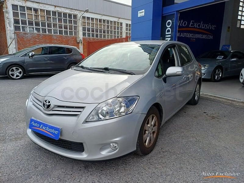 Usado Toyota Auris Active 90 CV (66 kW) 2015 Gris / plata Berlina