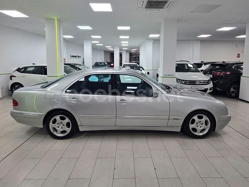 Usado Mercedes E240 Avantgarde 177 CV (130 kW) 2002 Gris / plata Berlina