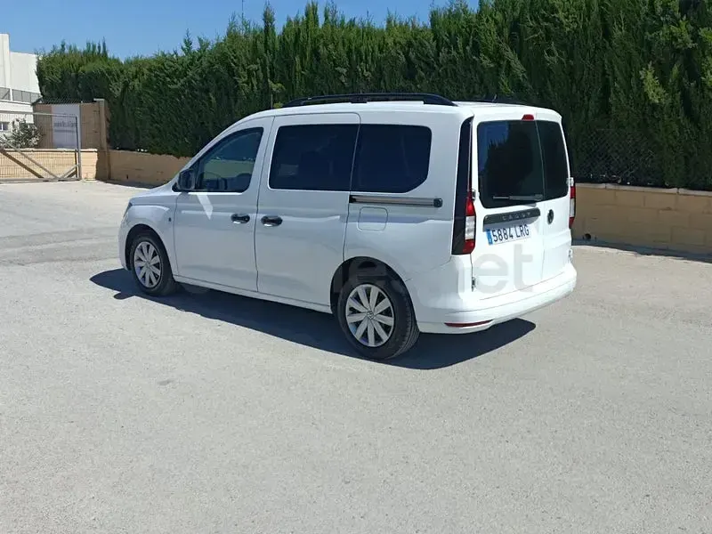 Usado VW Caddy Beach 102 CV (75 kW) 2021 Blanco Monovolumen
