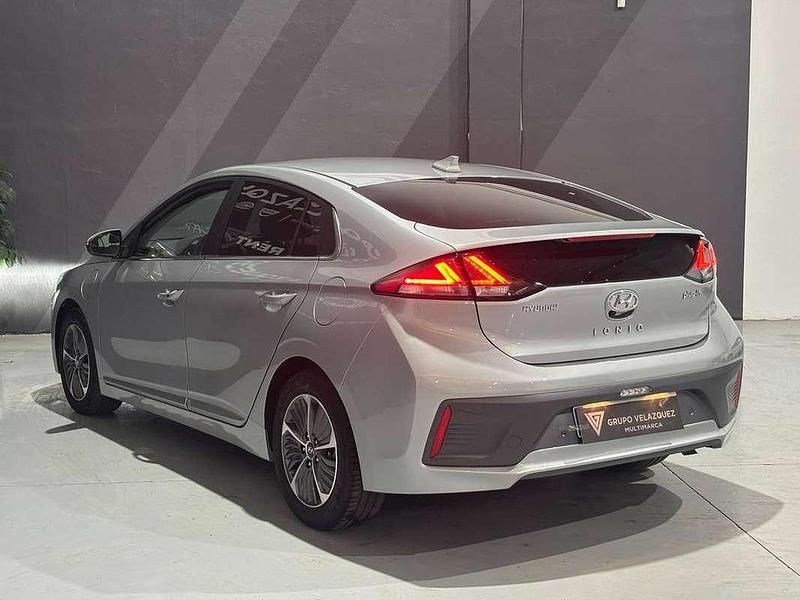 Usado Hyundai Ioniq Style 141 CV (103 kW) 2021 Plateado Utilitario