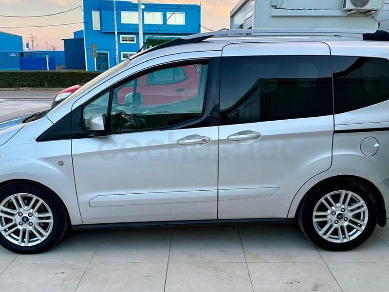 Usado Ford Tourneo Courier Ambiente 95 CV (69 kW) 2016 Gris / plata Monovolumen