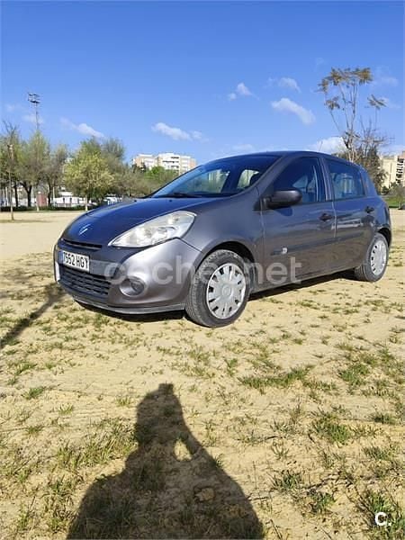 Usado Renault Clio II 75 CV (55 kW) 2011 Gris / plata Berlina