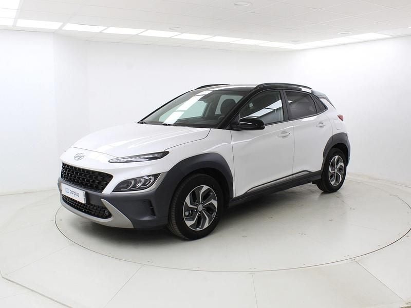 Usado Hyundai Kona 141 CV (103 kW) 2023 Atlas white/phantom black (sólido) SUV