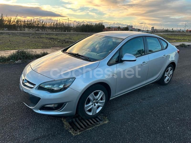 Usado Opel Astra Business 110 CV (80 kW) 2014 Gris / plata Berlina
