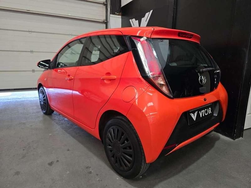 Usado Toyota Aygo X-cite 69 CV (50 kW) 2016 Naranja Utilitario