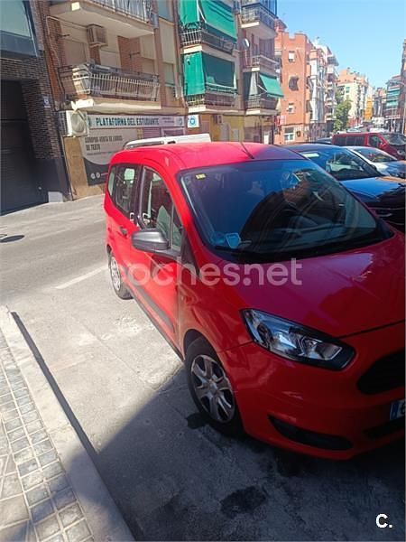 Rojo Usado 2017 Ford Tourneo Courier Titanium Monovolumen | 8000 € (Buen precio) - Imagen 1/2
