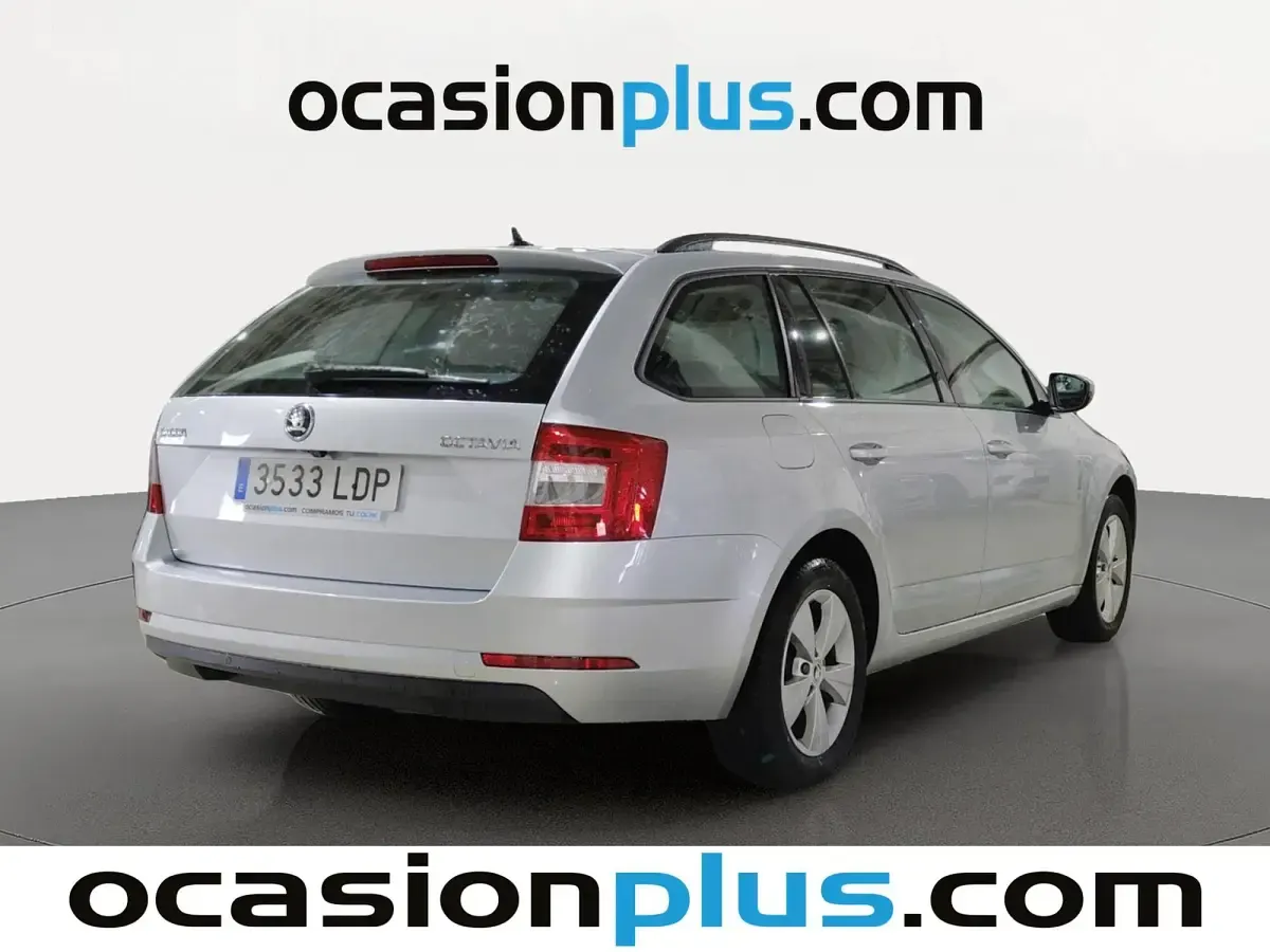 Usado Skoda Octavia Ambition 116 CV (85 kW) 2019 Gris plata Familiar