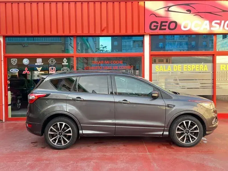 Usado Ford Kuga ST-Line 150 CV (110 kW) 2017 Gris / plata SUV