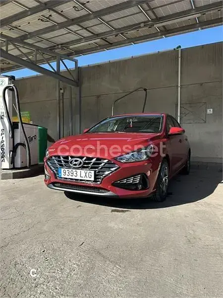 Usado Hyundai i30 120 CV (88 kW) 2022 Granate Berlina