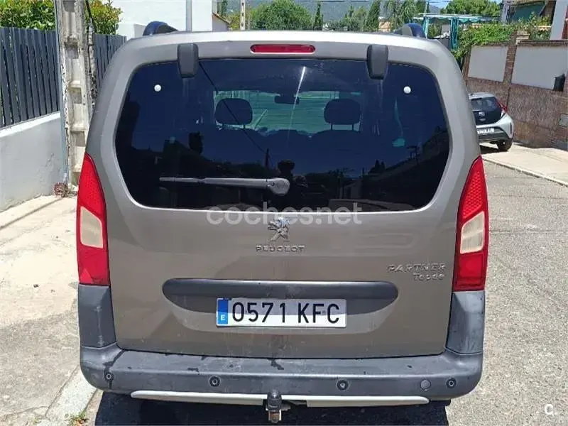 Usado Peugeot Partner Tepee Outdoor 100 CV (73 kW) 2017 Gris / plata Monovolumen