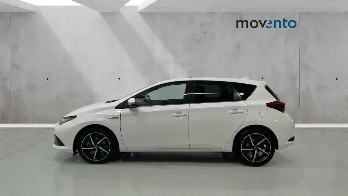 Usado Toyota Auris Hybrid Edition 136 CV (100 kW) 2018 Blanco Berlina