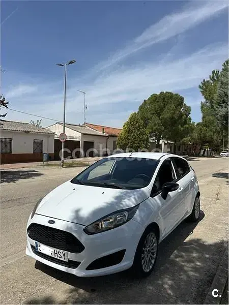 Usado Ford Fiesta Trend 100 CV (73 kW) 2013 Blanco Utilitario