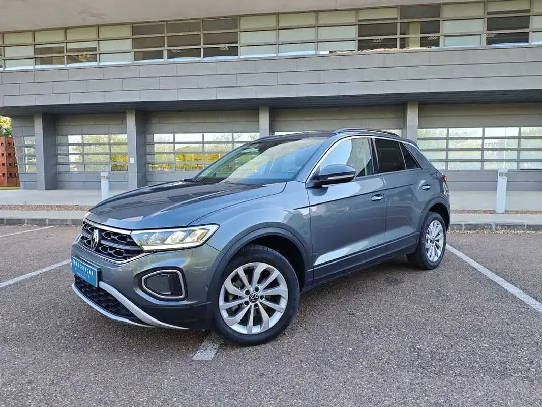 Usado VW T-Roc Life 150 CV (110 kW) 2023 Gris SUV