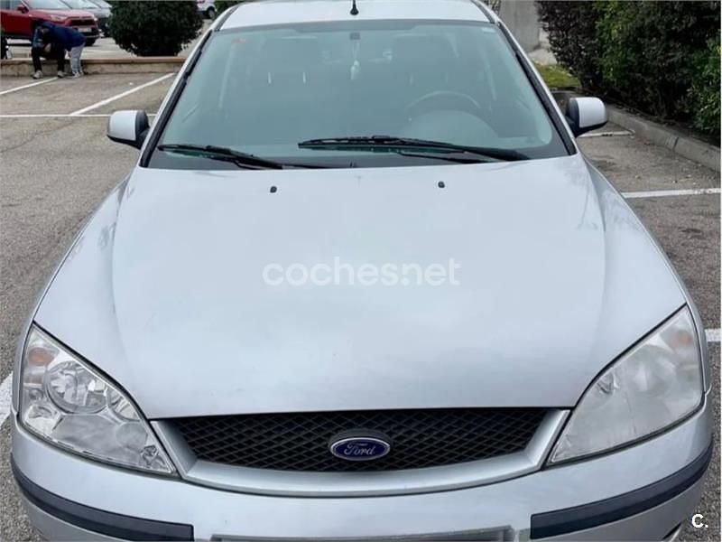 Usado Ford Mondeo Trend 130 CV (95 kW) 2002 Gris / plata Berlina
