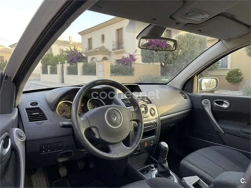 Usado Renault Mégane Dynamique 98 CV (72 kW) 2006 Gris / plata Berlina