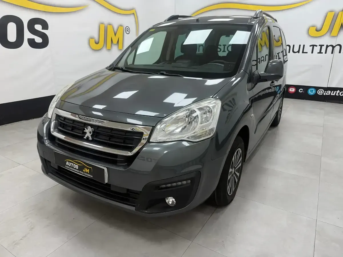 Usado Peugeot Partner Tepee Active 100 CV (73 kW) 2018 Negro Monovolumen